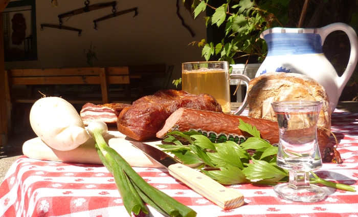 Most und Jause im Innenhof des Kerblguts